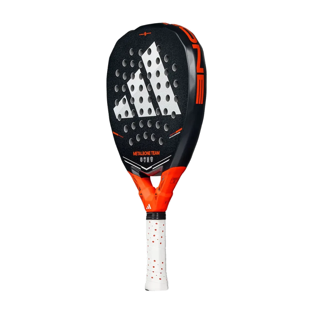 adidas Metalbone Team 2026 — trois-quarts