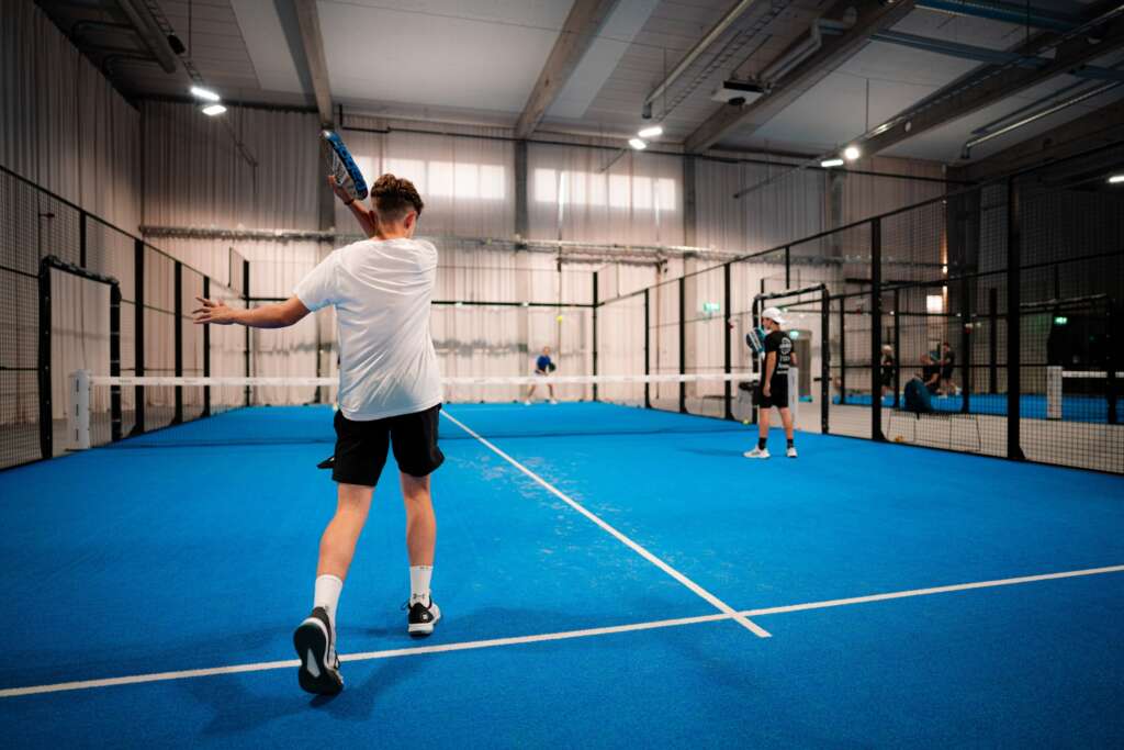 Comment servir au padel